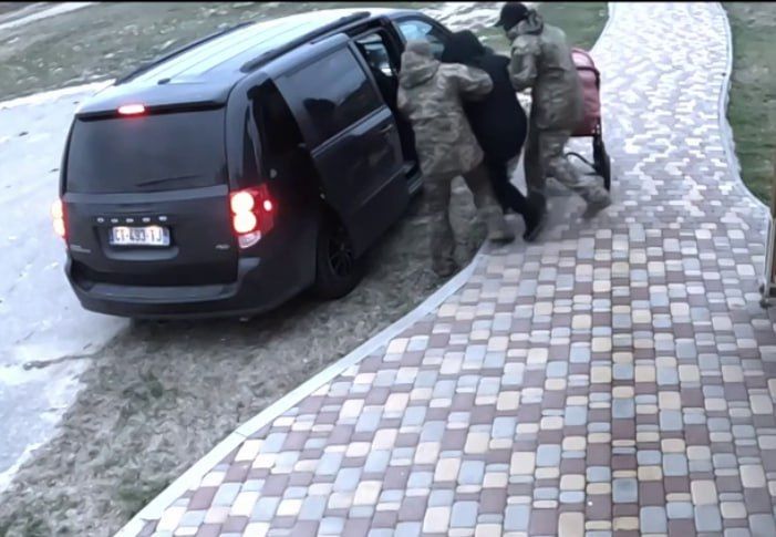 Енот из Херсона: Предположительно, найден мужчина с того самого видео, где ТЦК задержало человека, оставив его младенца одного на улице Енот из Херсона: Предположительно, найден мужчина с того самого видео, где ТЦК задержало человека, оставив его младенца одного на улице