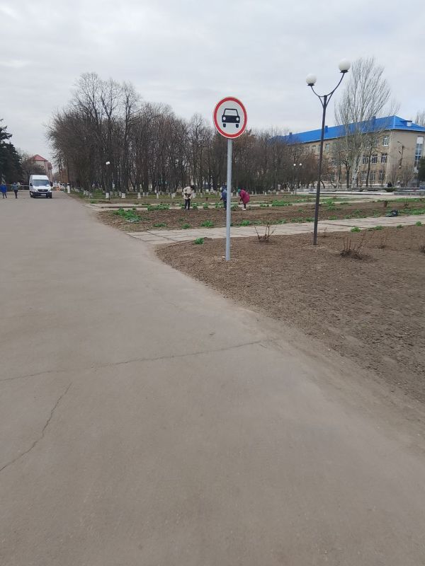 МКУ «Возрождение» продолжает работы по благоустройству парка в пгт Нижние Серогозы МКУ «Возрождение» продолжает работы по благоустройству парка в пгт Нижние Серогозы
