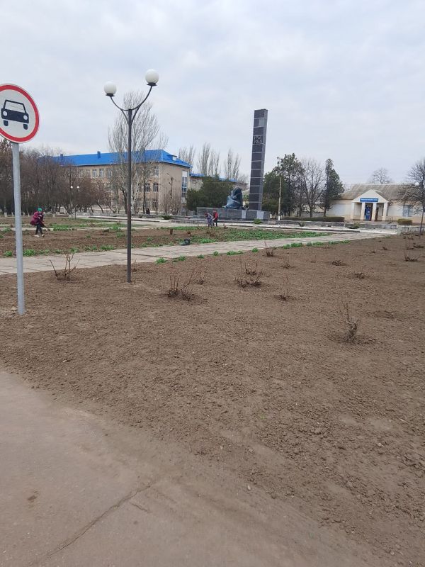 МКУ «Возрождение» продолжает работы по благоустройству парка в пгт Нижние Серогозы МКУ «Возрождение» продолжает работы по благоустройству парка в пгт Нижние Серогозы