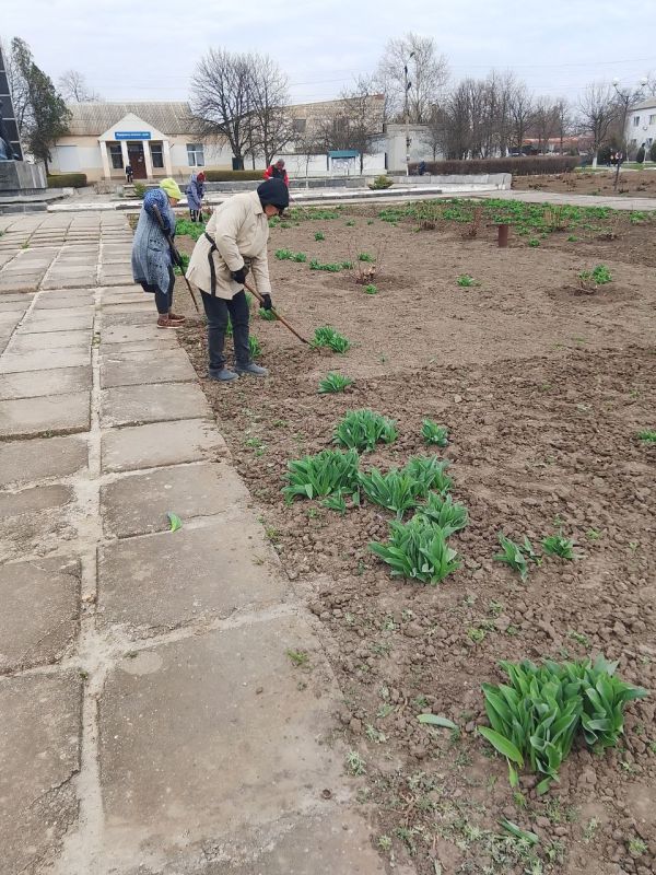 МКУ «Возрождение» продолжает работы по благоустройству парка в пгт Нижние Серогозы МКУ «Возрождение» продолжает работы по благоустройству парка в пгт Нижние Серогозы