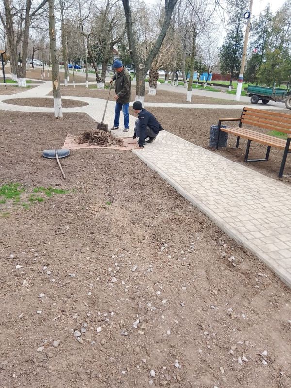 МКУ «Возрождение» продолжает работы по благоустройству парка в пгт Нижние Серогозы МКУ «Возрождение» продолжает работы по благоустройству парка в пгт Нижние Серогозы