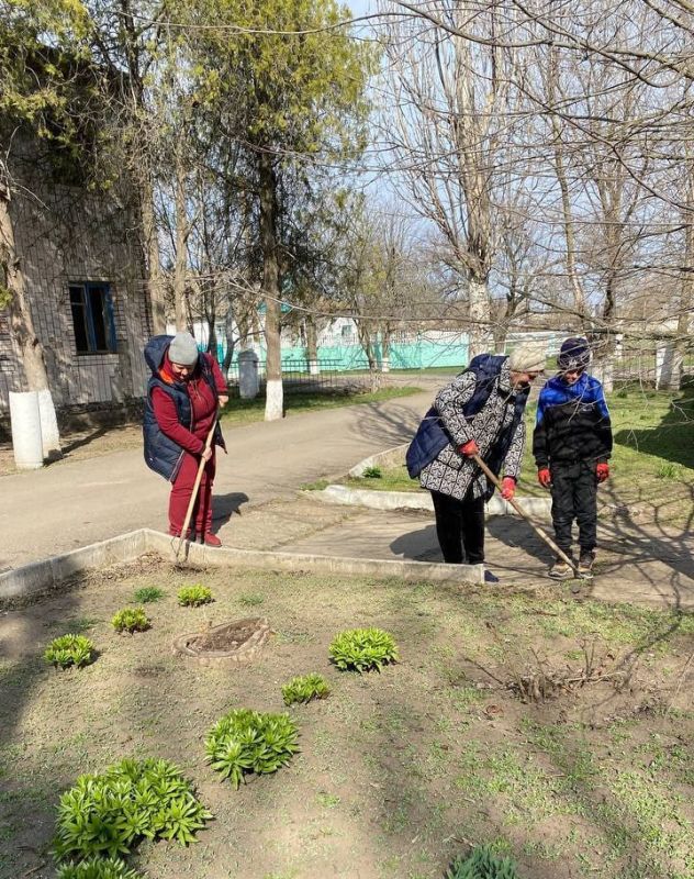 В Новодмитровке Второй провели уборку на территории Дома культуры и памятника Великой Отечественной войны "Скорбящая мать" В Новодмитровке Второй провели уборку на территории Дома культуры и памятника Великой Отечественной войны "Скорбящая мать"