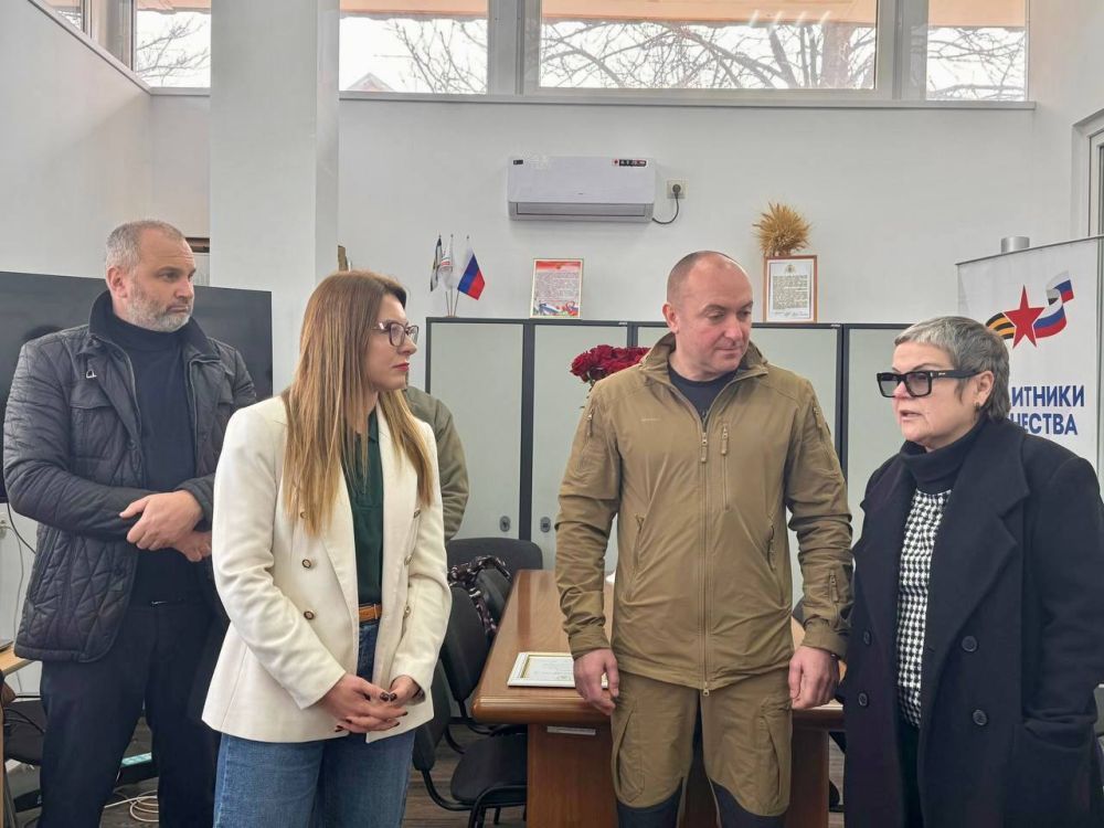 В рамках гуманитарной миссии «Единой России» депутаты регионального парламента Юрий Ковалев и Владимир Косов совместно с Председателем Херсонской областной Думы Татьяной Томилиной передали партию маскировочных сетей... В рамках гуманитарной миссии «Единой России» депутаты регионального парламента Юрий Ковалев и Владимир Косов совместно с Председателем Херсонской областной Думы Татьяной Томилиной передали партию маскировочных сетей...
