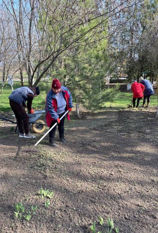 В Новодмитровке Второй провели уборку на территории Дома культуры и памятника Великой Отечественной войны "Скорбящая мать" В Новодмитровке Второй провели уборку на территории Дома культуры и памятника Великой Отечественной войны "Скорбящая мать"