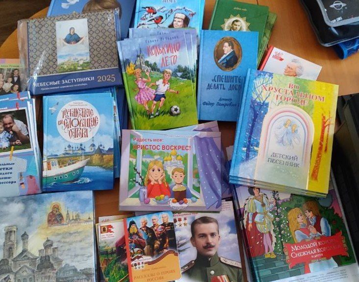 Скадовская епархия передала книги библиотекам Скадовская епархия передала книги библиотекам