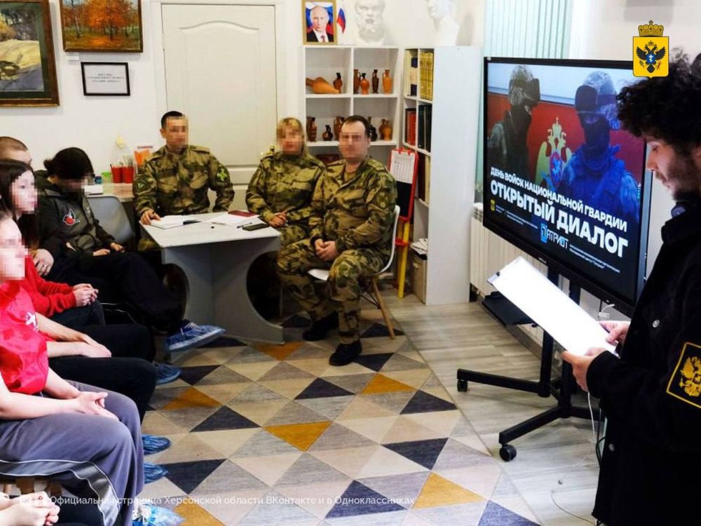 В Геническе росгвардейцы провели открытый диалог с представителями молодежных организаций В Геническе росгвардейцы провели открытый диалог с представителями молодежных организаций