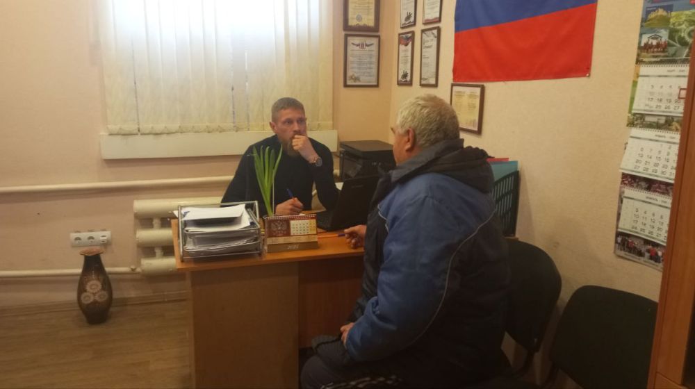 Начальник Малокаховского территориального отдела Роман Назаров продолжает проводить регулярный прием граждан Начальник Малокаховского территориального отдела Роман Назаров продолжает проводить регулярный прием граждан