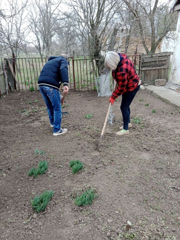 В преддверии 80-летия Победы в Великой Отечественной войне заместитель секретаря первичного отделения партии «Единая Россия», члены партии, активисты совместно с сотрудниками территориального отдела и Дома культуры оказали... В преддверии 80-летия Победы в Великой Отечественной войне заместитель секретаря первичного отделения партии «Единая Россия», члены партии, активисты совместно с сотрудниками территориального отдела и Дома культуры оказали...