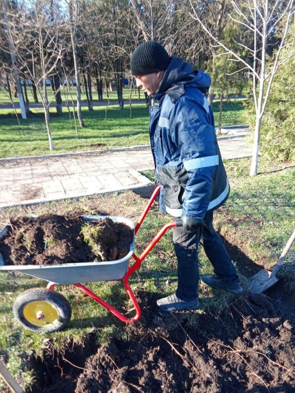 Аварийно-ремонтная бригада Псковской области подготавливает площадку для переноса памятника чернобыльцам в пгт Ивановка Аварийно-ремонтная бригада Псковской области подготавливает площадку для переноса памятника чернобыльцам в пгт Ивановка