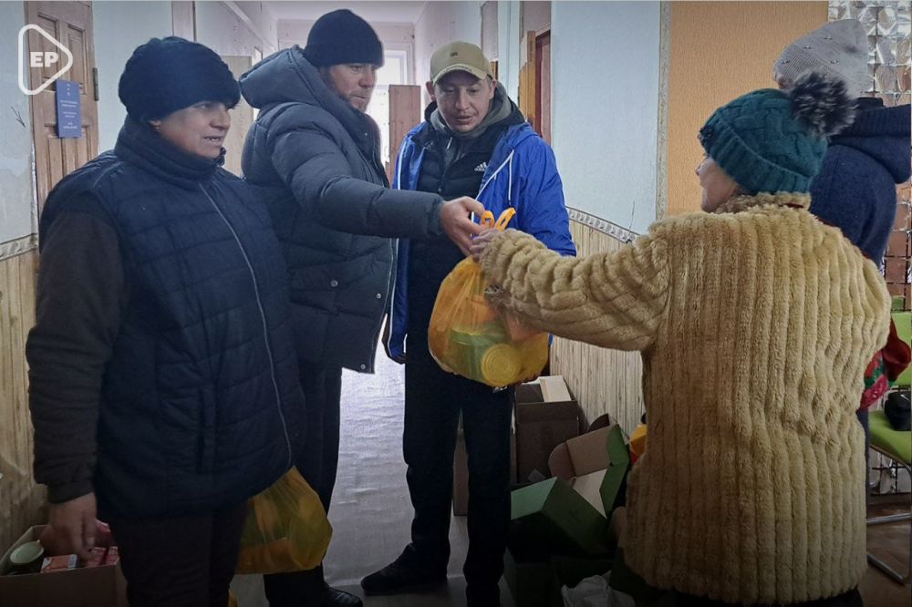 Волонтеры и муниципальные депутаты от «Единой России» помогли жителям округов продуктами и в бытовых вопросах Волонтеры и муниципальные депутаты от «Единой России» помогли жителям округов продуктами и в бытовых вопросах