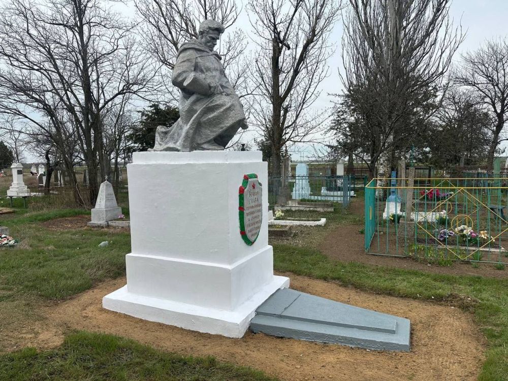 В селе Широкое Скадовского округа состоялась уборка возле памятников Великой Отечественной войны В селе Широкое Скадовского округа состоялась уборка возле памятников Великой Отечественной войны