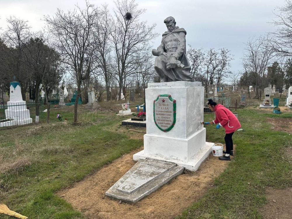 В селе Широкое Скадовского округа состоялась уборка возле памятников Великой Отечественной войны В селе Широкое Скадовского округа состоялась уборка возле памятников Великой Отечественной войны
