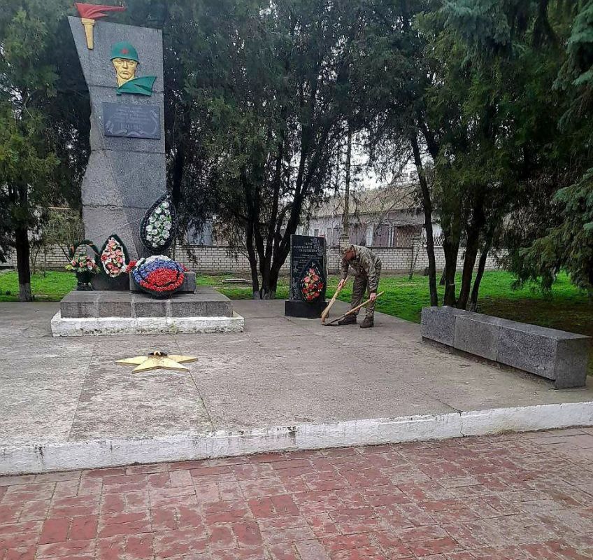 Военнослужащие 26-го мотострелкового полка провели акцию по уборке у Вечного огня в Скадовске Военнослужащие 26-го мотострелкового полка провели акцию по уборке у Вечного огня в Скадовске