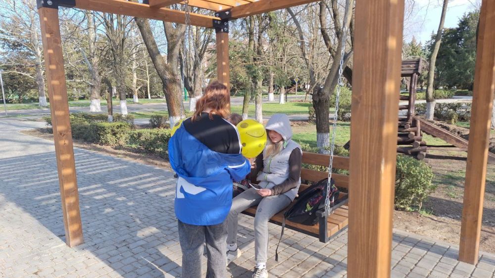 Волонтеры партии "Единая Россия" Чаплинского муниципального округа поздравили жителей с Днем смеха! Волонтеры партии "Единая Россия" Чаплинского муниципального округа поздравили жителей с Днем смеха!