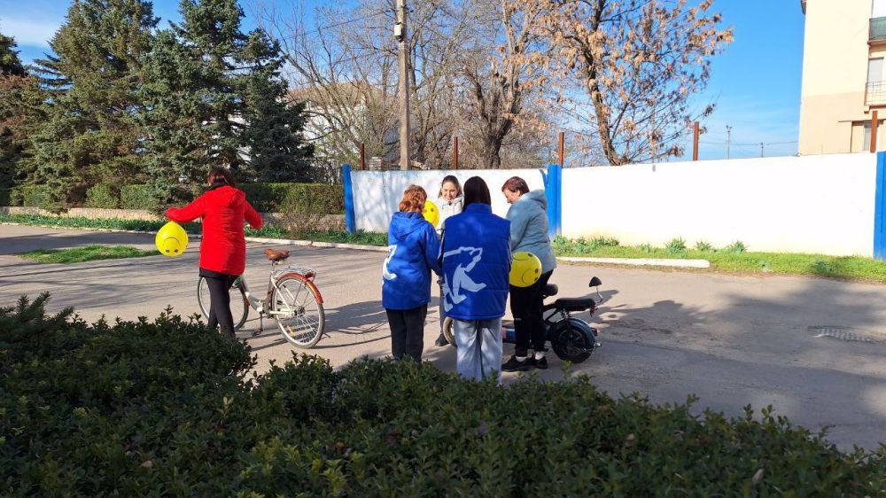Волонтеры партии "Единая Россия" Чаплинского муниципального округа поздравили жителей с Днем смеха! Волонтеры партии "Единая Россия" Чаплинского муниципального округа поздравили жителей с Днем смеха!