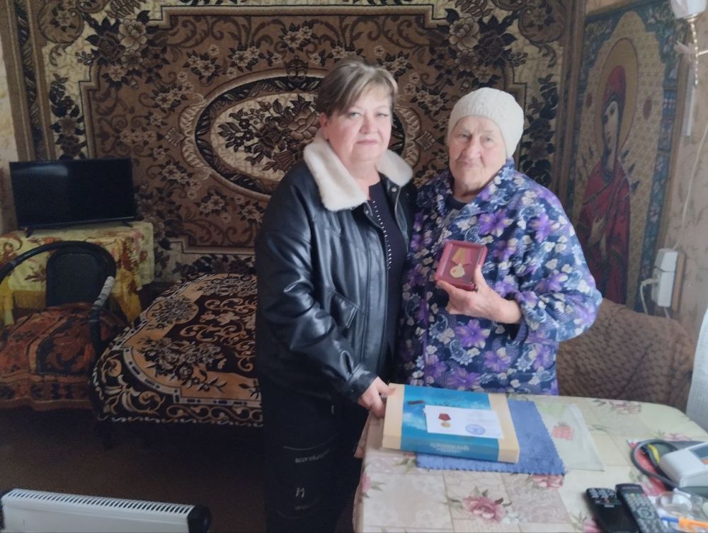 В селе Ровное наградили юбилейной медалью «80 лет Победы в Великой Отечественной войне 1941 - 1945 гг.» местную жительницу - ребенка войны и малолетнего узника гетто В селе Ровное наградили юбилейной медалью «80 лет Победы в Великой Отечественной войне 1941 - 1945 гг.» местную жительницу - ребенка войны и малолетнего узника гетто