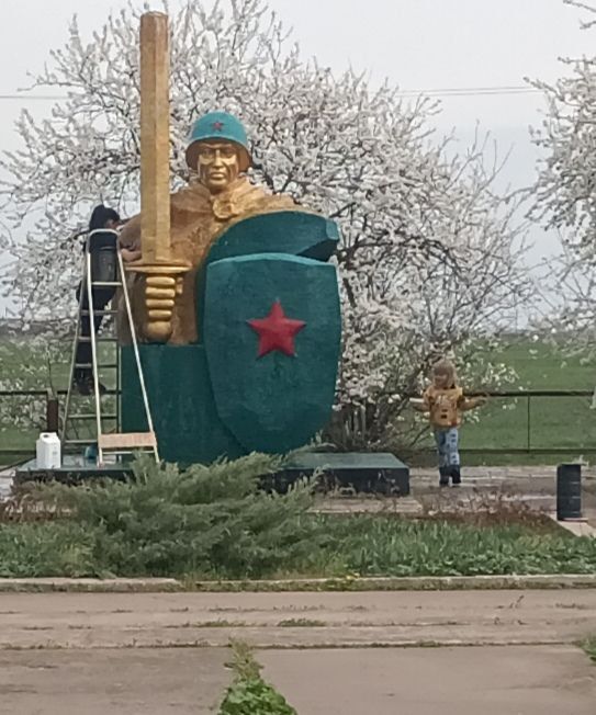 В Красном Подоле идёт уборка памятника защитникам великой страны и павшим в боях за освобождение наших сел в Великой Отечественной войне В Красном Подоле идёт уборка памятника защитникам великой страны и павшим в боях за освобождение наших сел в Великой Отечественной войне