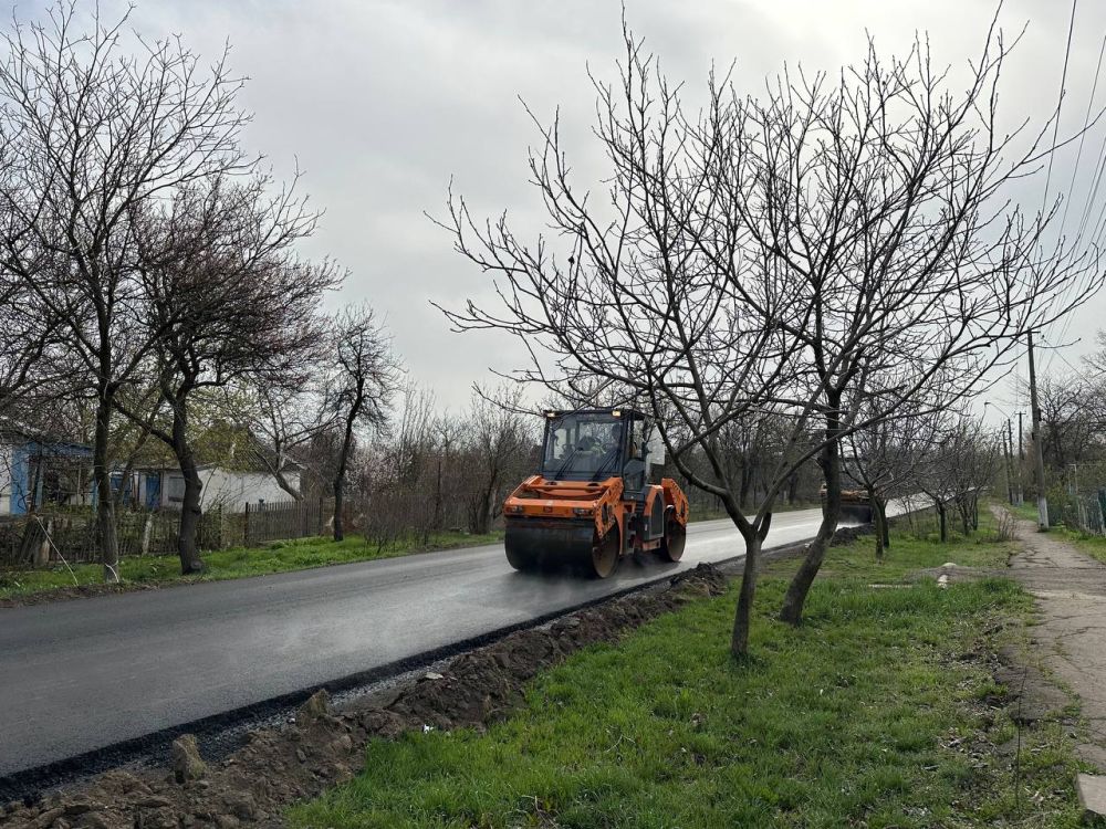 На улице Мира в пгт. Нижние Серогозы происходит укладка верхнего слоя асфальтного покрытия На улице Мира в пгт. Нижние Серогозы происходит укладка верхнего слоя асфальтного покрытия
