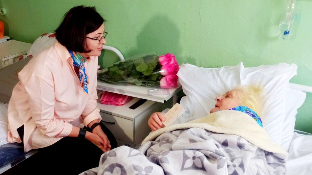 Сегодня Министр труда и социальной защиты Херсонской области Алла Бархатнова навестила Надежду Илларионовну, ветерана Великой Отечественной войны, в терапевтическом отделении Генической центральной районной больницы Сегодня Министр труда и социальной защиты Херсонской области Алла Бархатнова навестила Надежду Илларионовну, ветерана Великой Отечественной войны, в терапевтическом отделении Генической центральной районной больницы