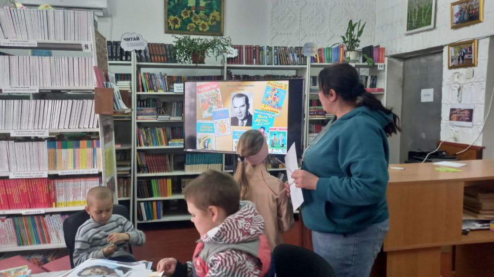 В Международный день детской книги в Раздольненской библиотеке прошло познавательное мероприятие "Детские писатели от А до Я" В Международный день детской книги в Раздольненской библиотеке прошло познавательное мероприятие "Детские писатели от А до Я"