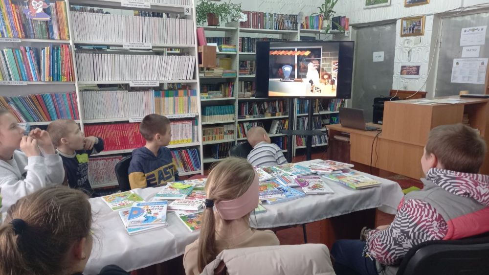В Международный день детской книги в Раздольненской библиотеке прошло познавательное мероприятие "Детские писатели от А до Я" В Международный день детской книги в Раздольненской библиотеке прошло познавательное мероприятие "Детские писатели от А до Я"