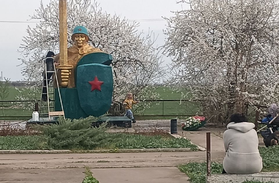 В Красном Подоле идёт уборка памятника защитникам великой страны и павшим в боях за освобождение наших сел в Великой Отечественной войне В Красном Подоле идёт уборка памятника защитникам великой страны и павшим в боях за освобождение наших сел в Великой Отечественной войне
