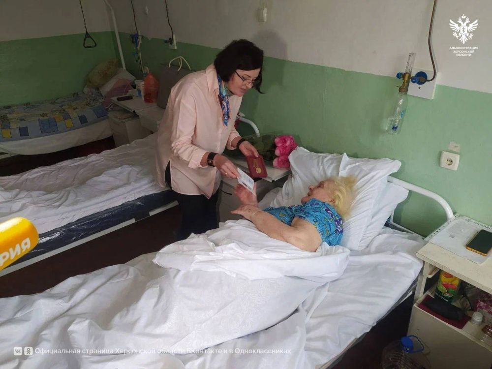 Алла Бархатнова навестила ветерана ВОВ в Генической ЦРБ Алла Бархатнова навестила ветерана ВОВ в Генической ЦРБ