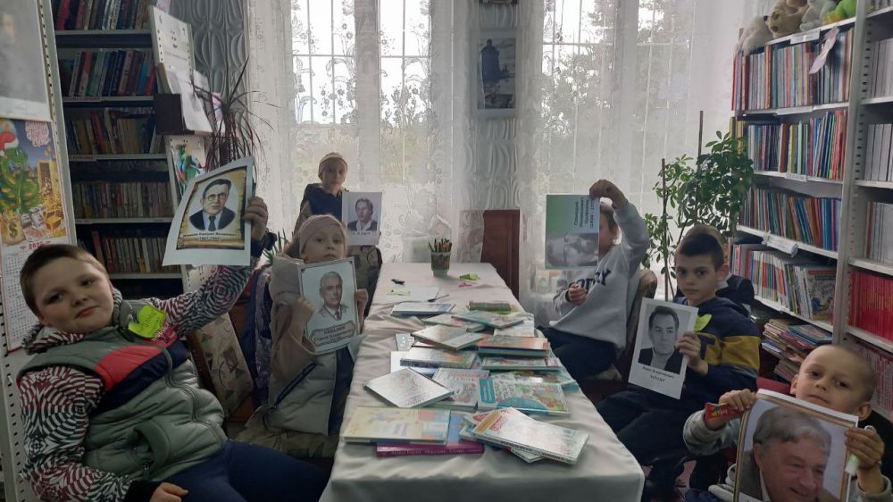 В Международный день детской книги в Раздольненской библиотеке прошло познавательное мероприятие "Детские писатели от А до Я" В Международный день детской книги в Раздольненской библиотеке прошло познавательное мероприятие "Детские писатели от А до Я"