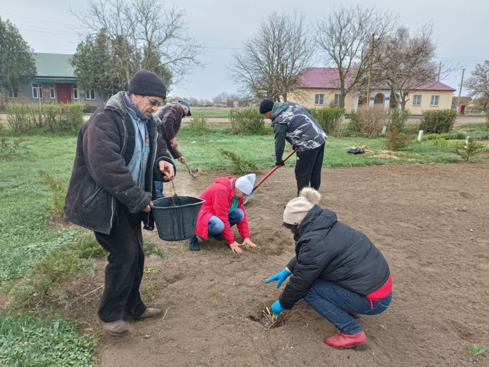 В селе Богдановка состоялся субботник, посвященный благоустройству территории у памятника воина-освободителя В селе Богдановка состоялся субботник, посвященный благоустройству территории у памятника воина-освободителя