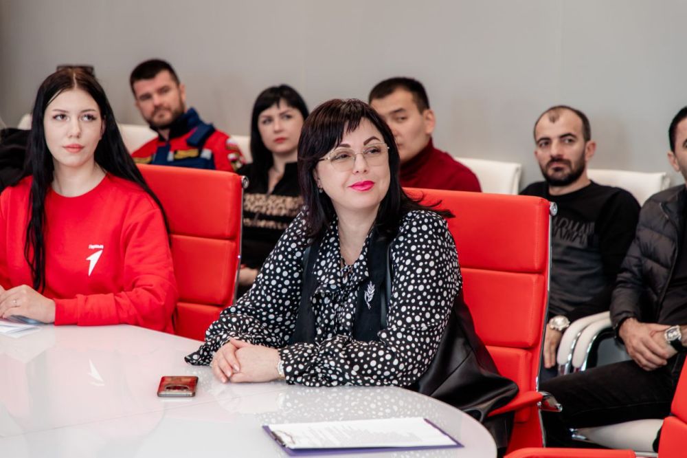 Активисты Движения Первых встретились с депутатом Государственной Думы России Олегом Леоновым Активисты Движения Первых встретились с депутатом Государственной Думы России Олегом Леоновым