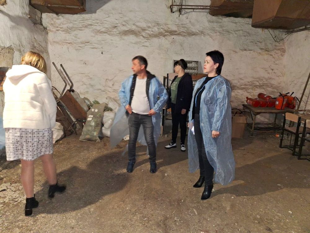 В Азовской школе проводятся осмотры перед началом ремонта В Азовской школе проводятся осмотры перед началом ремонта