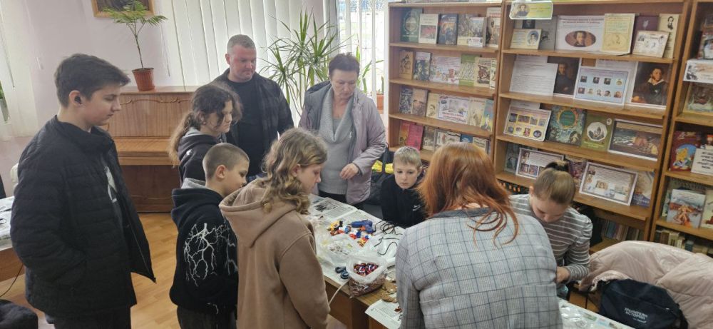 Брошь к празднику! В Новокаховской городской библиотеке прошел еще один мастер-класс по изготовлению брошей к 9 Мая Брошь к празднику! В Новокаховской городской библиотеке прошел еще один мастер-класс по изготовлению брошей к 9 Мая