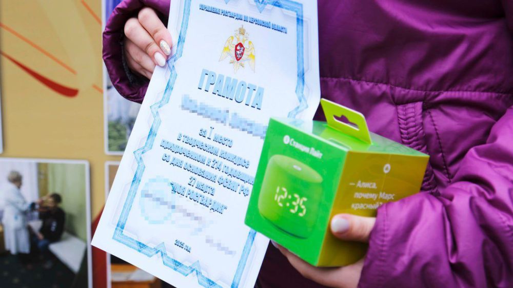 В Геническе росгвардейцы наградили победителей и участников конкурса детского рисунка "Моя Росгвардия" В Геническе росгвардейцы наградили победителей и участников конкурса детского рисунка "Моя Росгвардия"