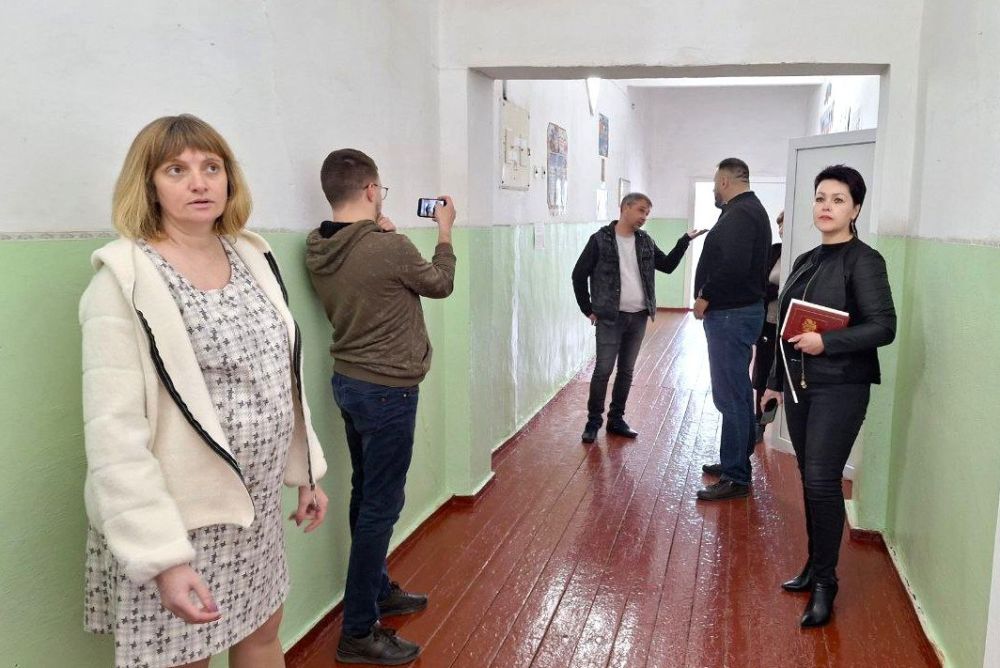В Азовской школе проводятся осмотры перед началом ремонта В Азовской школе проводятся осмотры перед началом ремонта