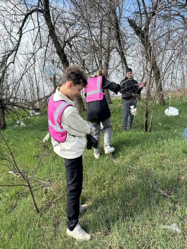«Трудовой десант» по очистке придорожной территории на въезде в Скадовск «Трудовой десант» по очистке придорожной территории на въезде в Скадовск