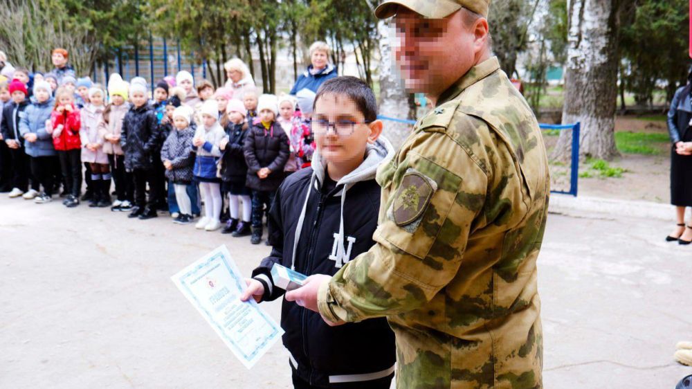 В Геническе росгвардейцы наградили победителей и участников конкурса детского рисунка "Моя Росгвардия" В Геническе росгвардейцы наградили победителей и участников конкурса детского рисунка "Моя Росгвардия"