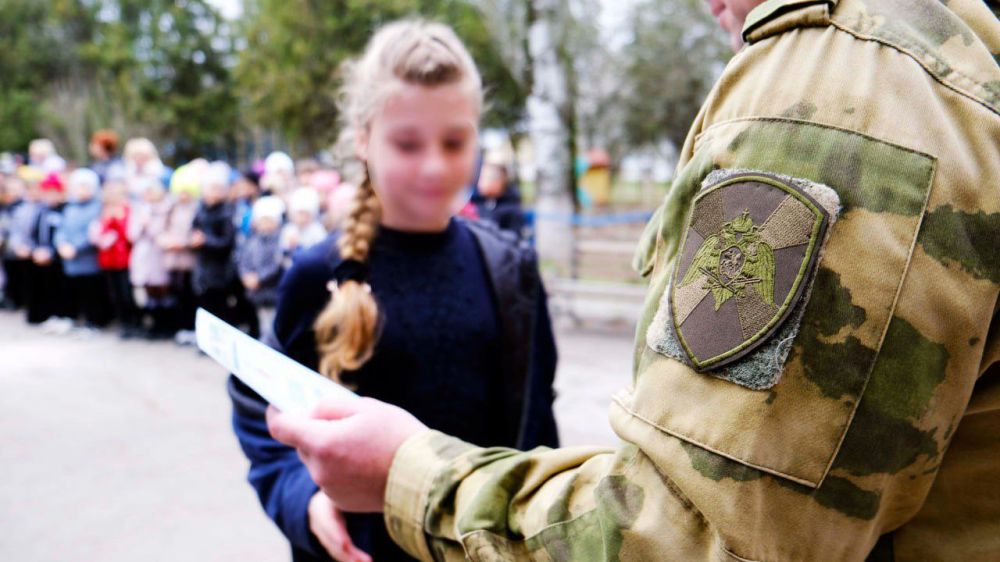 В Геническе росгвардейцы наградили победителей и участников конкурса детского рисунка "Моя Росгвардия" В Геническе росгвардейцы наградили победителей и участников конкурса детского рисунка "Моя Росгвардия"