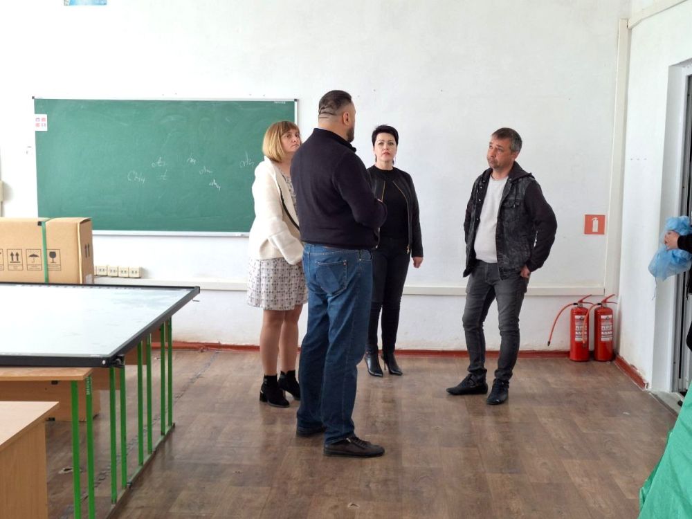 В Азовской школе проводятся осмотры перед началом ремонта В Азовской школе проводятся осмотры перед началом ремонта