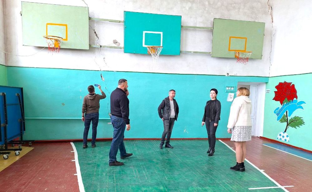 В Азовской школе проводятся осмотры перед началом ремонта В Азовской школе проводятся осмотры перед началом ремонта