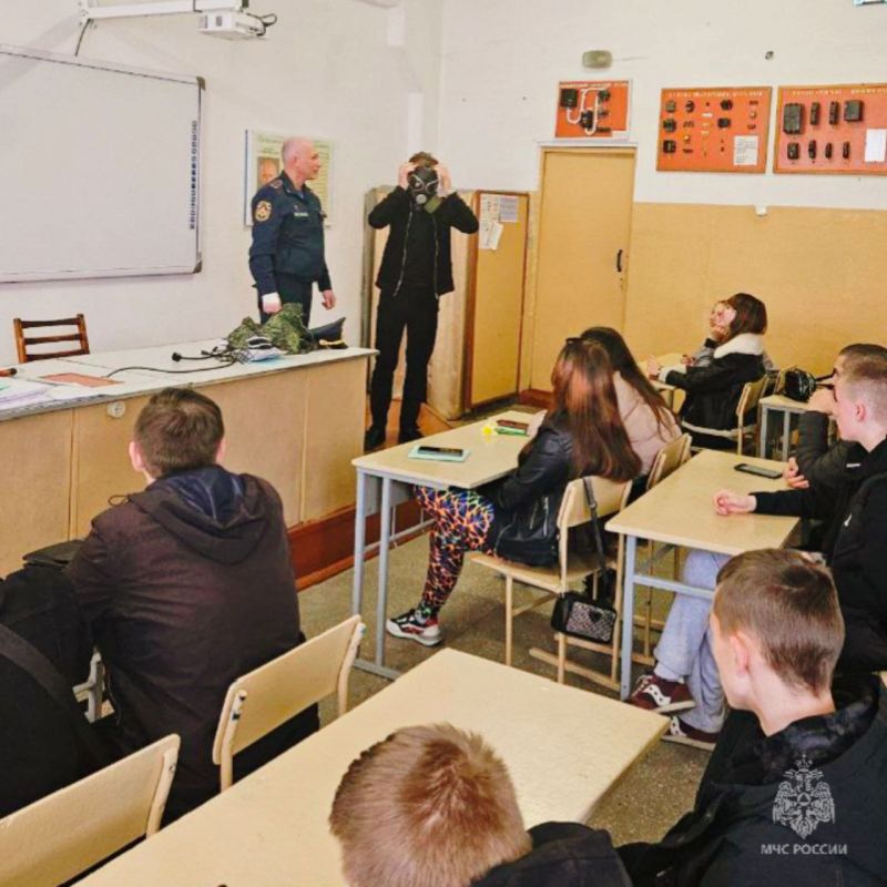 Сотрудники МЧС России провели занятие по гражданской обороне в колледже Сотрудники МЧС России провели занятие по гражданской обороне в колледже