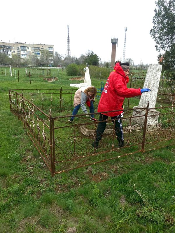 Первый секретарь Новотроицкого местного отделения КПРФ Наталья Нестеренко вместе с партийным активом организовали субботник на территории мемориальных памятников пгт Новотроицкое Первый секретарь Новотроицкого местного отделения КПРФ Наталья Нестеренко вместе с партийным активом организовали субботник на территории мемориальных памятников пгт Новотроицкое