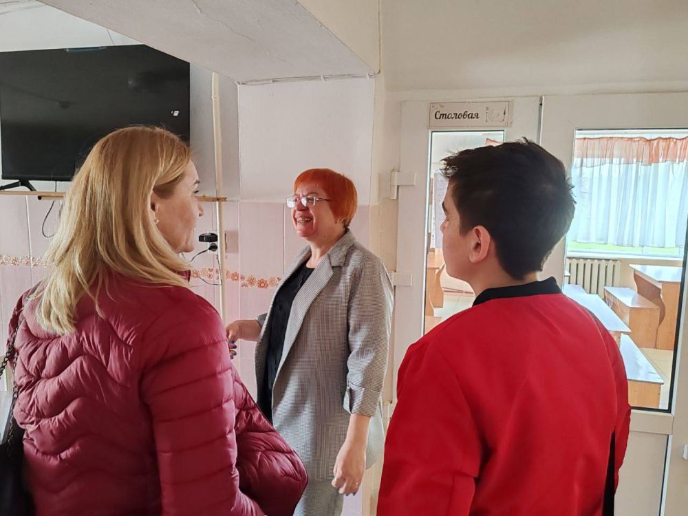 Игорь Кастюкевич: Я убежден, что мы все «связаны» друг с другом и своими действиями и решениями оказываем влияние на судьбы малознакомых людей не меньше, чем на свои собственные. Игорь Кастюкевич: Я убежден, что мы все «связаны» друг с другом и своими действиями и решениями оказываем влияние на судьбы малознакомых людей не меньше, чем на свои собственные.
