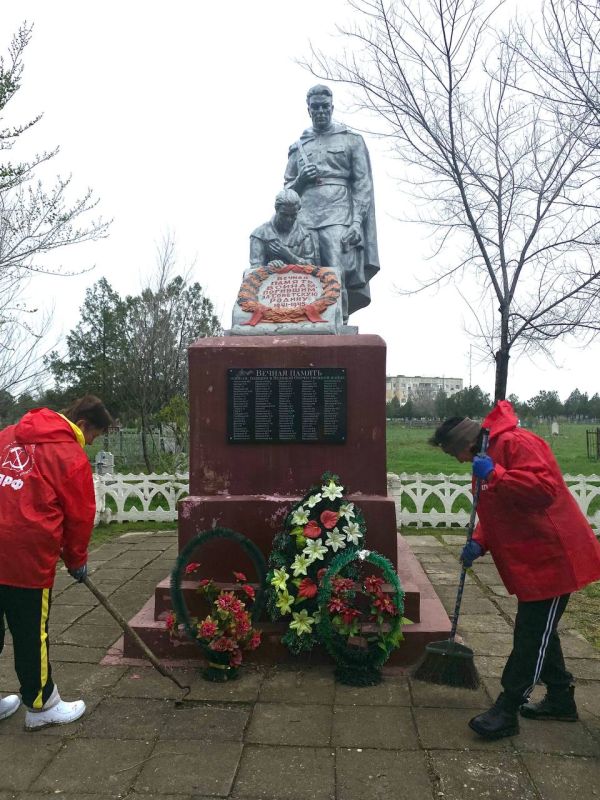 Первый секретарь Новотроицкого местного отделения КПРФ Наталья Нестеренко вместе с партийным активом организовали субботник на территории мемориальных памятников пгт Новотроицкое Первый секретарь Новотроицкого местного отделения КПРФ Наталья Нестеренко вместе с партийным активом организовали субботник на территории мемориальных памятников пгт Новотроицкое