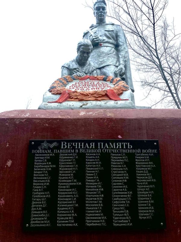 Первый секретарь Новотроицкого местного отделения КПРФ Наталья Нестеренко вместе с партийным активом организовали субботник на территории мемориальных памятников пгт Новотроицкое Первый секретарь Новотроицкого местного отделения КПРФ Наталья Нестеренко вместе с партийным активом организовали субботник на территории мемориальных памятников пгт Новотроицкое