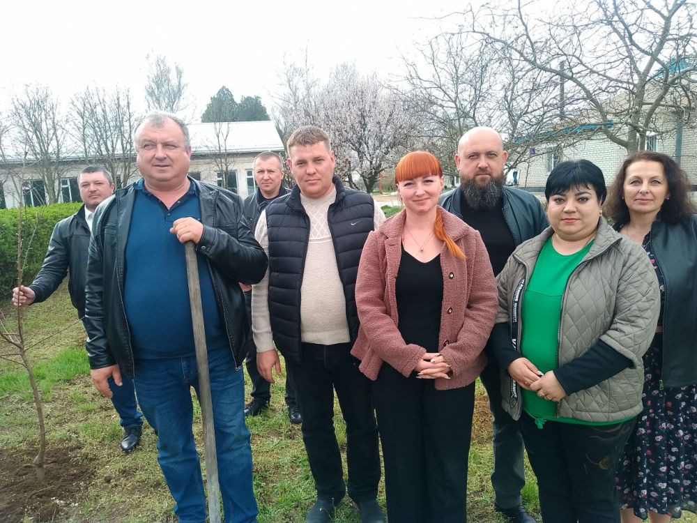 Сотрудники администрации в рамках акции “Сад памяти” высадили деревья на территории Новотроицкого гериатрического пансионата и в центре пгт Сотрудники администрации в рамках акции “Сад памяти” высадили деревья на территории Новотроицкого гериатрического пансионата и в центре пгт