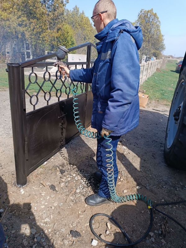 Малокаховские коммунальщики продолжают работу по восстановлению села после обстрелов Малокаховские коммунальщики продолжают работу по восстановлению села после обстрелов