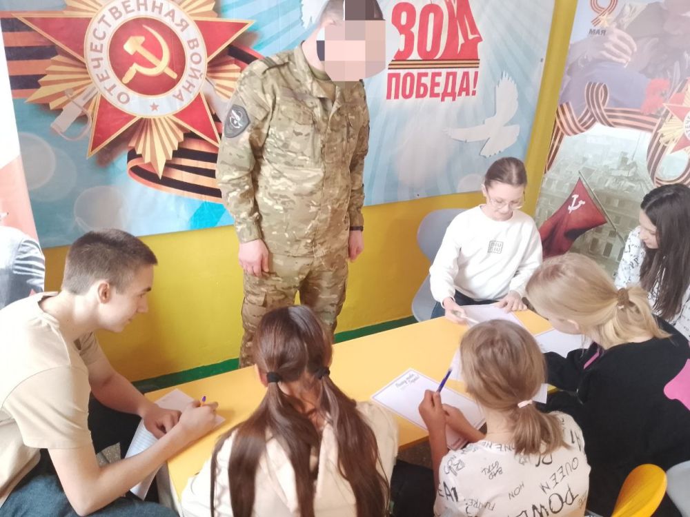 Первые Асканийской школы написали письма поддержки бойцам СВО Первые Асканийской школы написали письма поддержки бойцам СВО