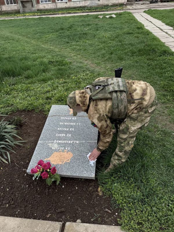 Росгвардейцы провели уборку на территории памятника, посвященного Великой Отечественной войне, в Александровке Каланчакского округа Росгвардейцы провели уборку на территории памятника, посвященного Великой Отечественной войне, в Александровке Каланчакского округа
