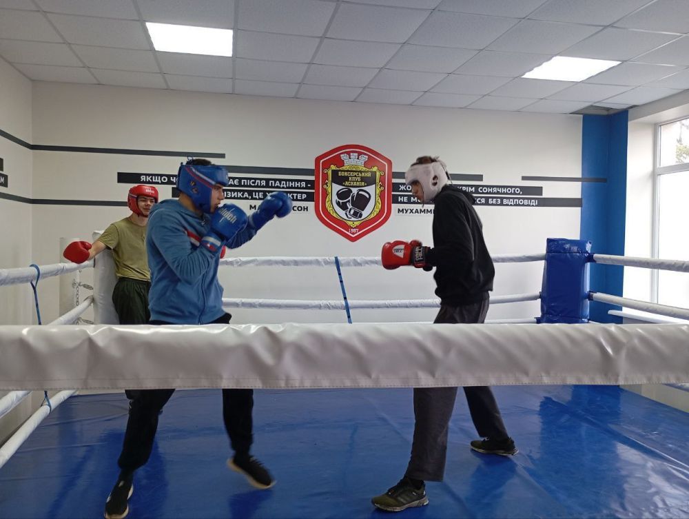 В Асканийской спортивной школе Чаплинского округа при поддержке местного отделения «Единой России» прошли соревнования по боксу, посвященные Международному дню спорта В Асканийской спортивной школе Чаплинского округа при поддержке местного отделения «Единой России» прошли соревнования по боксу, посвященные Международному дню спорта