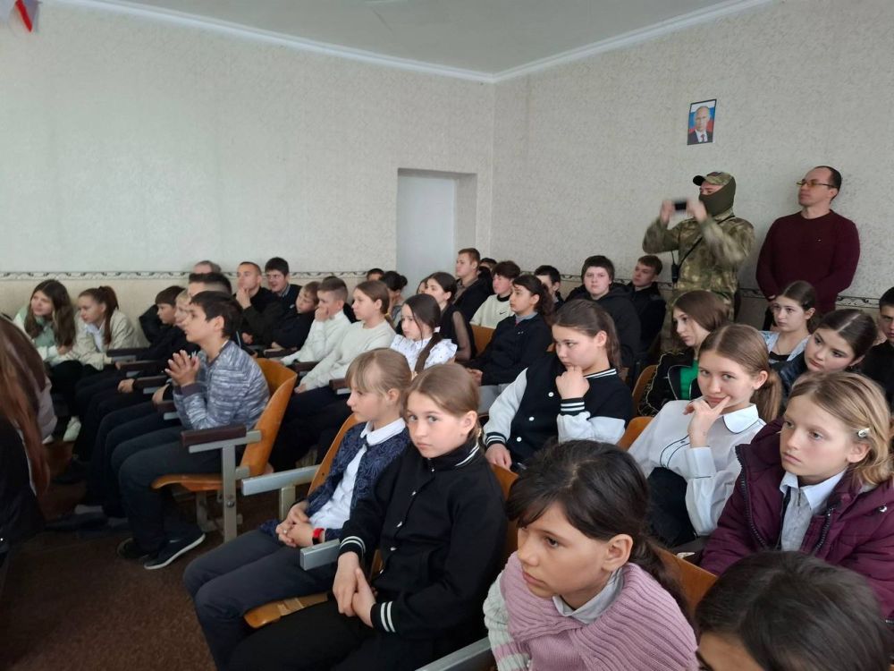 "Урок мужества" в Любимовской школе: Патриотизм и история "Урок мужества" в Любимовской школе: Патриотизм и история